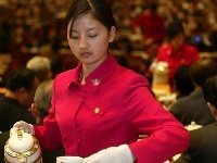 人民大會(huì)堂服務(wù)員的十年 用專業(yè)與堅(jiān)守詮釋會(huì)議服務(wù)